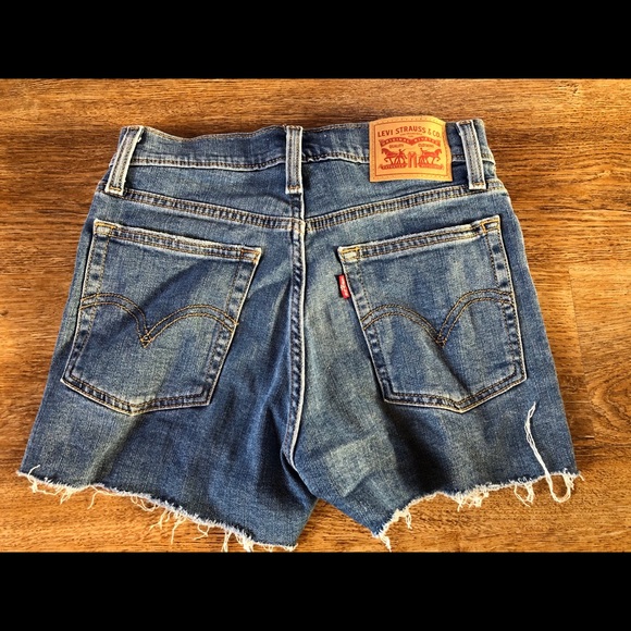 Levi’s High Rise Shorts - Picture 3 of 3